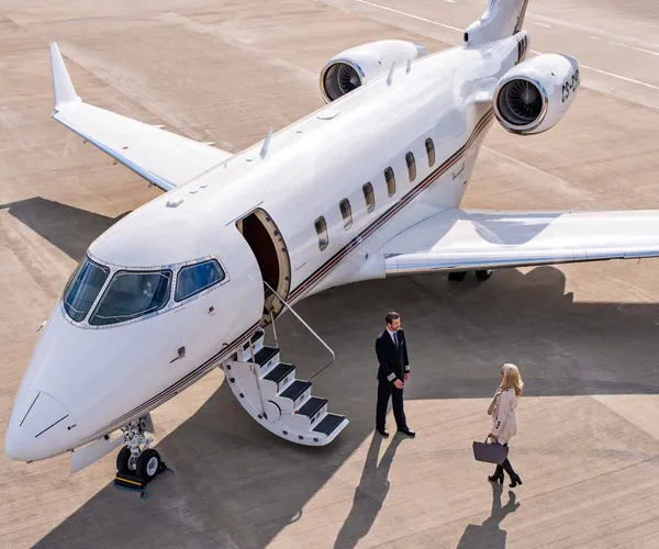 Privatjet auf dem Rollfeld bereit zum Einsteigen